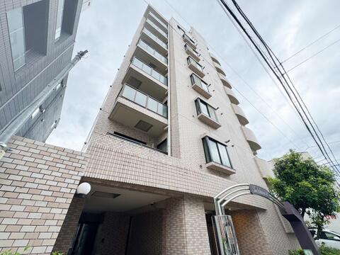 モダンな外観デザインが目を引くマンション。緑豊かなエントランスは、お子様との毎日のお出かけを心地よく、家族の笑顔を育む場所です。