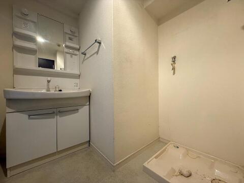 室内洗濯機置場。クッションフロア張替え・室内クリーニング(2026年10月完了予定)。