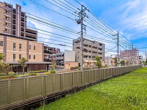眺望の良いバルコニーは、開放感ある屋外スペースとして日常に彩りを添えます。採光も良好で洗濯物が乾きやすく、快適な住まいをサポートします。