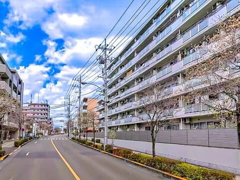 落ち着いた住宅環境に位置するマンション。周辺の街並みに馴染む外観が印象的で、穏やかで良質な住環境が日常生活にゆとりある深い安らぎをいつももたらします。
