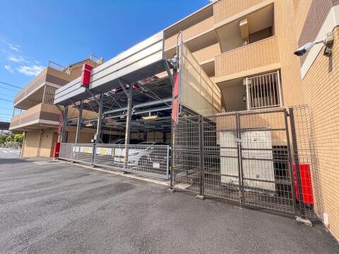 愛車を安全に保管できる敷地内駐車場。出し入れのしやすい広々としたアプローチ。