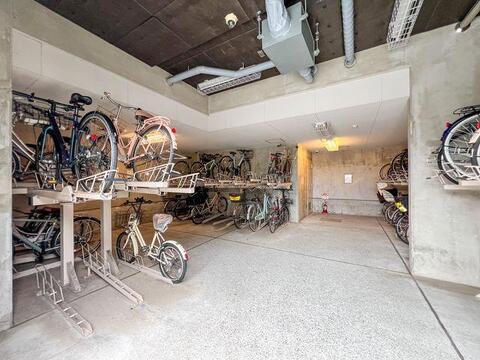 雨風から大切な自転車を守る屋内の二段式駐輪場。綺麗に整理・管理されています。