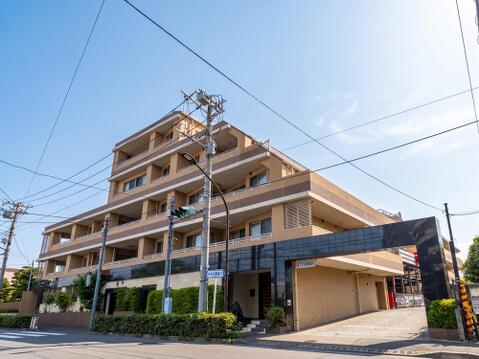 武蔵野市境に佇む2007年築マンション。重厚な門構えが映える洗練された佇まいです。