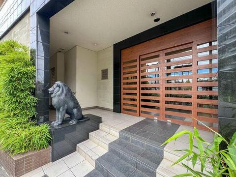 ライオンズブランドの象徴がお出迎え。住まう人やゲストを温かく迎えるメインゲート。