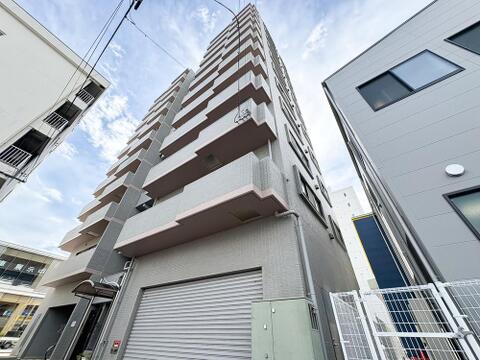 青空に伸びる重厚感のある外観。落ち着いたグレーのタイル貼りが洗練された印象を与えます。