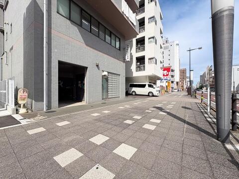 ゆとりある幅広の歩道。小さなお子様連れやベビーカーでの移動も安心・安全な環境です。