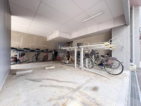 屋根付きの使いやすいラック式駐輪場を併設。大切な自転車を雨や風からしっかり守ることができます。