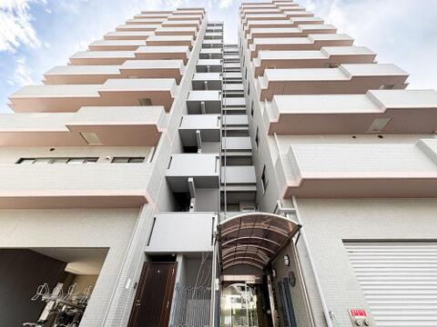 アーチ状の屋根が特徴的なエントランス。駐輪スペースも完備し、日々の生活をサポートします。