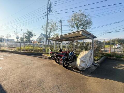 広々とした敷地内の駐車場は、家族の車だけでなく、屋根付きの駐輪スペースで趣味のバイクも安心。毎日の送迎にも便利です。