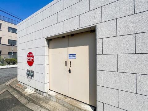 ゴミ置場が敷地内に設置され、住民が便利に利用できるよう配慮されています。管理が行き届いており、清潔に保たれているため、安心して快適に利用できる環境が整っています。