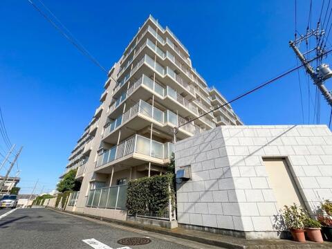 ワンフロアで完結する生活動線が魅力のマンション。階段の上り下りがないフラットな設計で、日々の家事や移動がスムーズです。管理体制がしっかりしているため、共用部分も美しく保たれており、快適に暮らせます。
