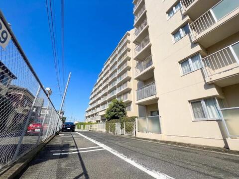 落ち着いた住宅環境に位置するマンション。周辺の街並みに馴染む外観が印象的で、穏やかで良質な住環境が日常生活にゆとりある深い安らぎをいつももたらします。