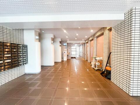 日々丁寧に清掃が行き届いた清潔な共用廊下。管理状態の良さが住民の生活環境への配慮を示しており、毎日安心して過ごせる快適なマンションライフを実現します。