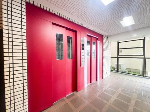 エントランスのゆとりある空間は、住む人を心地よく迎え入れます。美しいデザインと管理が行き届いた清潔感が魅力で、生活の質を高めてくれる特別な空間です。