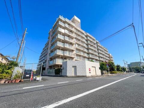 外観はシンプルながらも洗練されたデザインで、周囲の街並みにも調和しています。品のある佇まいが、暮らしに安心感と誇りをもたらしてくれます。