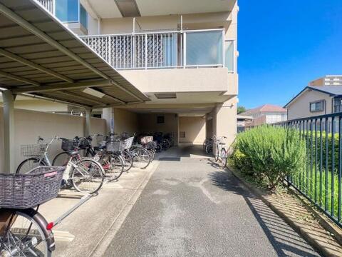 敷地内の駐輪場は、自転車を使う方にとって便利な設備です。整ったスペースで、通勤や通学にも安心して利用でき、日々の生活に利便性と快適さをプラスしてくれます。