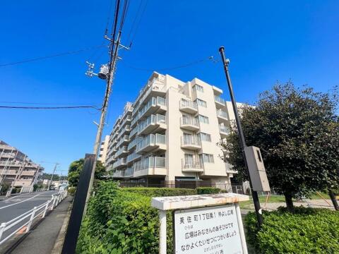 ただいまリフォーム工事の真っ最中。未来の快適な暮らしを思わせる光景に、完成への期待が高まります。