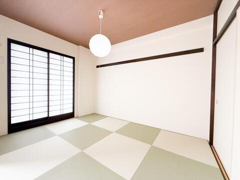 琉球畳へ新調済み。伝統とモダンが調和する綺麗な約6帖和室