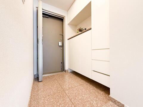 下足入を備え、いつでもすっきりと綺麗な空間を保てる玄関スペース