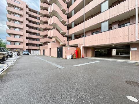 ゆとりのある敷地内スペース。お車の出し入れや日々の移動もスムーズに行える配慮がされています。