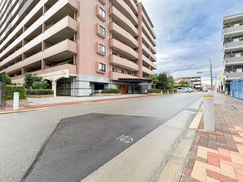 綺麗に整備された歩道が続く前面道路。見通しも良く、小さなお子様や夜間の帰り道も安心の環境です。