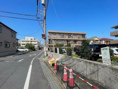 スタイリッシュで洗練された外観が、毎日帰宅するのを楽しみにさせてくれます。上質なデザインが目を引き、住む人にも訪れる人にも好印象を与える美しい佇まいが魅力です。
