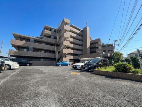 コミュニティの良さが詰まったマンション。共用施設や緑地が豊かで、交流の場が多いため、にぎやかで温かみのある暮らしが楽しめます。安心感と心地よさが広がる環境です。