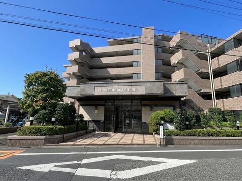 ワンフロアで完結する生活動線が魅力のマンション。階段の上り下りがないフラットな設計で、日々の家事や移動がスムーズです。管理体制がしっかりしているため、共用部分も美しく保たれており、快適に暮らせます。