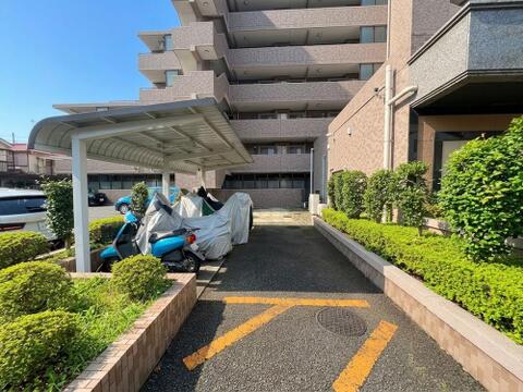 敷地内の駐輪場は、自転車を使う方にとって便利な設備です。整ったスペースで、通勤や通学にも安心して利用でき、日々の生活に利便性と快適さをプラスしてくれます。