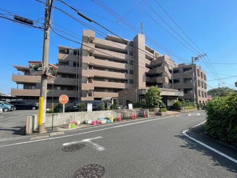 外観はシンプルながらも洗練されたデザインで、周囲の街並みにも調和しています。品のある佇まいが、暮らしに安心感と誇りをもたらしてくれます。