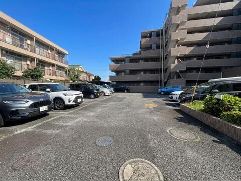 敷地内に駐車場があるため、車の移動がスムーズに行え、日常の外出が便利です。マンションの管理体制が整っており、防犯面でも安心して利用できる駐車場です。