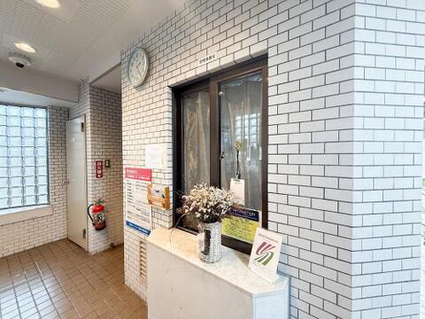 管理人室が設置され、住まい全体の管理が行き届いているマンションです。共用部分の清掃や設備管理も丁寧に行われており、安心して快適な暮らしができる環境が整っています。