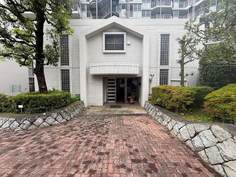 明るい色調とシンプルなデザインが印象的な建売住宅の外観。清潔感が漂い、季節の移り変わりとともに美しい表情を見せる家です。長く愛されるデザインで、住む人に安心感と快適さを与えてくれます。