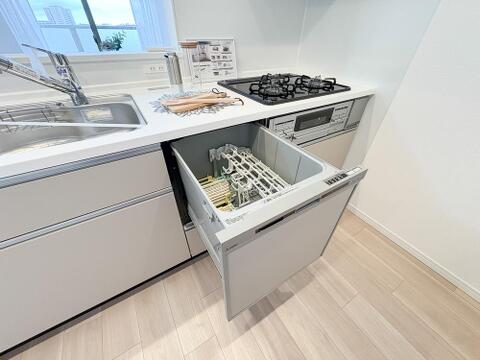 食洗機完備で、家事の手間が大幅に軽減されます。スイッチを押すだけでお皿がきれいになるため、食後の片付けもラクラク。省エネ設計で節水にもつながり、手洗いの負担が少ないので、手荒れも防げます。