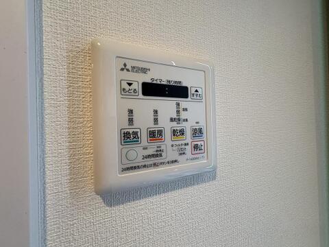 浴室乾燥機が備わり、天気を気にせず洗濯物を干せる便利な住まい。雨の日や花粉の多い季節も室内干しができるため、外出の多い方や小さなお子様がいるご家庭にもおすすめです。浴室のカビ対策にも役立ちます。