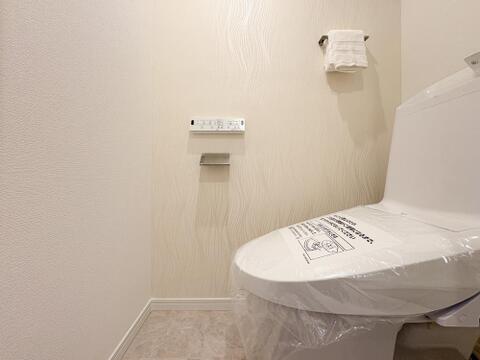 清潔感のあるトイレは、シンプルでモダンなデザインが魅力です。広めのスペースでゆったりと使えるため、毎日の生活がより快適に。綺麗だからこその心地よさを感じられる空間です。