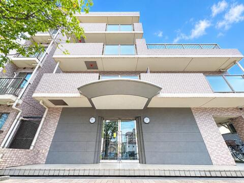 上品で落ち着きのある佇まいが、住む人に安心感を与えてくれるマンションです。しっかりとした造りが信頼を感じさせ、快適で心地よい住環境が整っています。