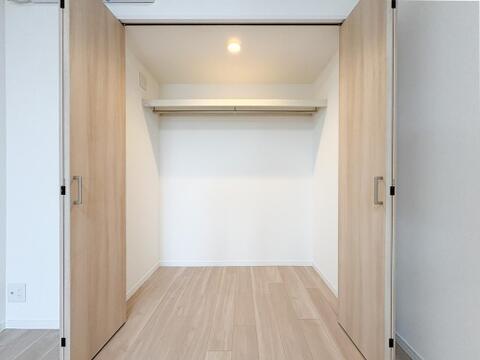 居室に備わった収納スペースは充実しており、季節物や衣類がしっかり収まります。部屋を広く有効活用できる設計で、整理整頓が楽に進み、ゆとりある暮らしが実現します。