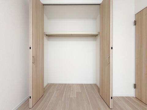 居室の収納力が充実しているため、荷物をしっかり収めて広々とした空間が確保されます。ゆとりある空間で、インテリアも楽しめる居心地の良さが魅力です。日常の生活がさらに快適に。