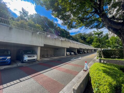 大切な愛車を雨や日差しから守る屋根付き駐車場!車路が広く出し入れや駐車操作もスムーズ。