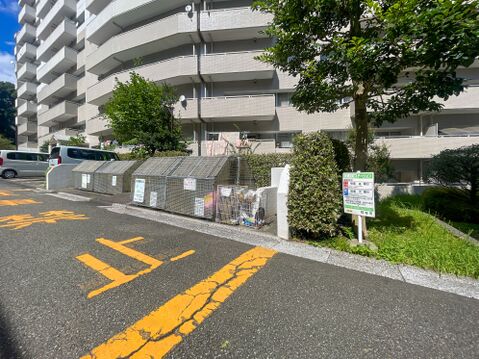 ネット&ゲージ付きで衛生的な敷地内ゴミ置き場!分別ルールも分かりやすく綺麗に管理されています。