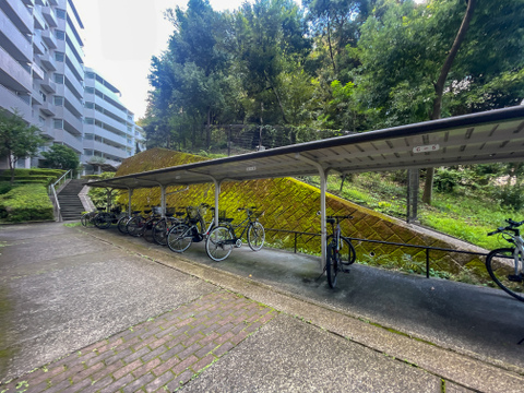 緑に囲まれた屋根付き駐輪場!大切な自転車を雨から守り、斜面を利用した落ち着いた空間です。