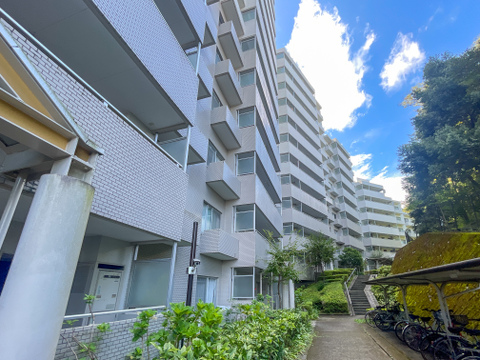 植栽が美しく整えられたアプローチ!重厚感のある建物へと続く、明るく清潔感のある玄関口です。