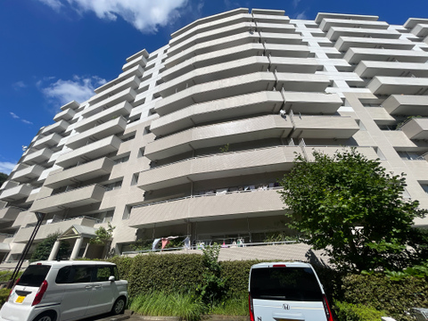 バルコニーのラインが美しい見上げの外観!青空と豊かな緑が調和する、心地よいロケーション。