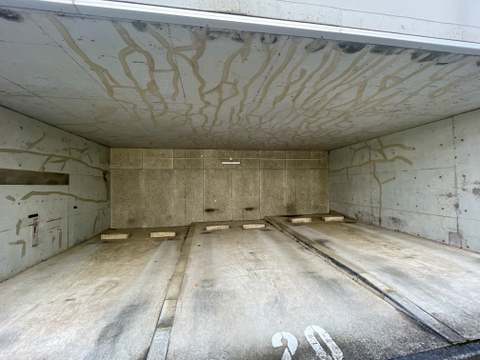 雨や日差しから愛車を守る自走式地下駐車場!車路も広く、スムーズな出し入れが可能です。