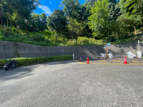 緑をバックにした専用バイク置場!整然と維持されたスペースで、安心して駐車いただけます。