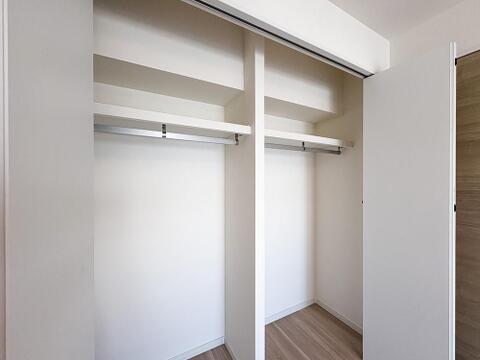たっぷりと荷物が入るクローゼット。画像と現地では大きさ、広さの感覚が違います。是非、ご自分の目で確かめてください。
