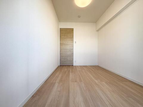 どんな家具も映える、明るく清潔感あふれる洋室。寝室やお子様部屋、書斎など多目的に活用できます。