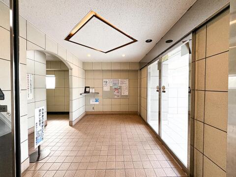 オートロック完備で防犯面も安心のエントランススペース。隅々まで綺麗に清掃されており、管理体制の良さが伺えます。まさにマンションの顔にふさわしい清潔感あふれる空間です。
