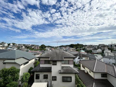 自然がそのままインテリアになったような街並み。その豊かな環境にふさわしい空間には、通風・採光にも優れ、心地よい光と風が溢れます